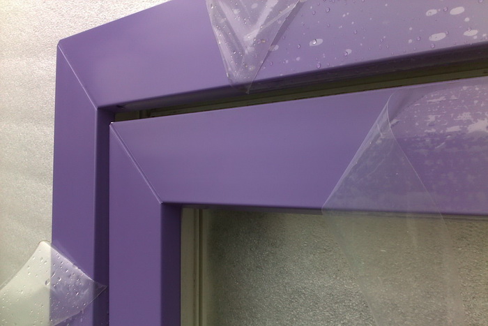 фиолетовая цветная оконная конструкция в квартире