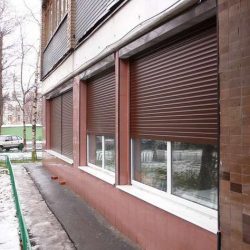 Как управляются рольставни – ручной и электрический способы