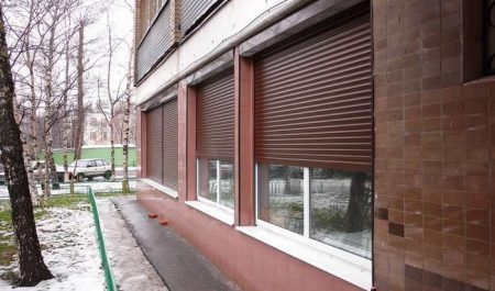 Как управляются рольставни – ручной и электрический способы