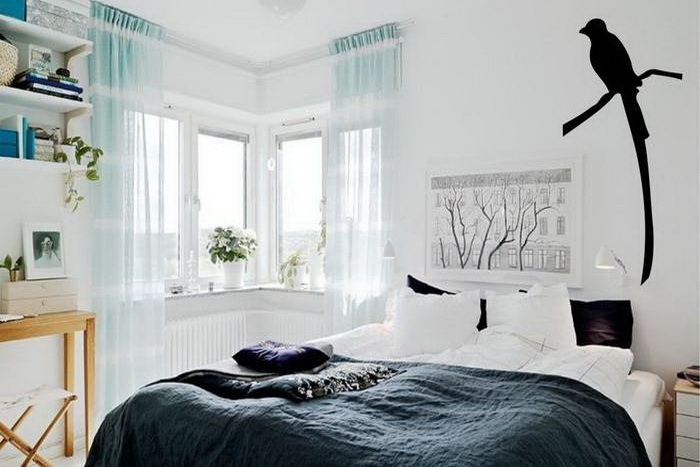 спальня с двумя белыми окнами