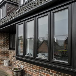 Черные пластиковые окна. Особенности применения в интерьере