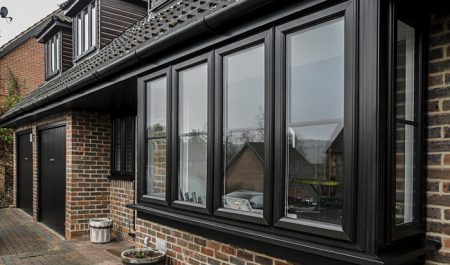 Черные пластиковые окна. Особенности применения в интерьере
