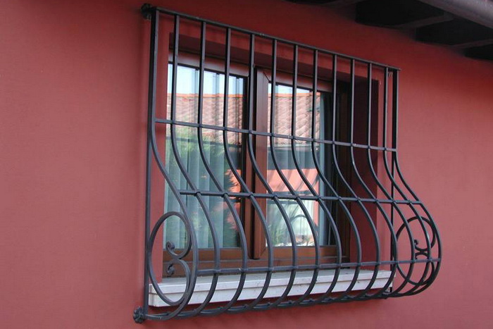 Кованые решетки на пластиковом окне частного дома