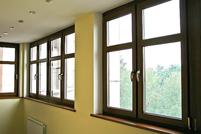 Ламинированные пластиковые окна на балконе