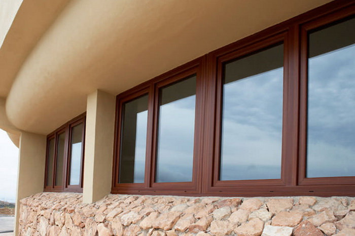 Пластиковые окна коричневого цвета – варианты использования в интерьере