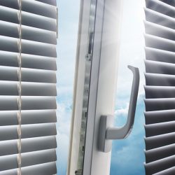 Пластиковые окна с жалюзи внутри стеклопакета