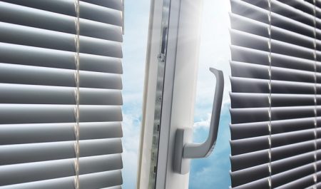 Пластиковые окна с жалюзи внутри стеклопакета