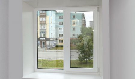 Провисла створка пластикового окна. Что делать и как отрегулировать?