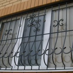 Решетки на окна дачи или частного дома. Существующие виды и варианты защиты