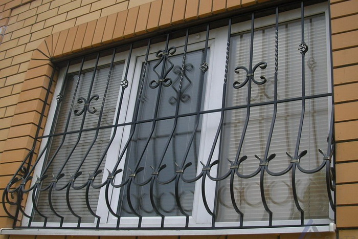 Решетки на окна дачи или частного дома. Существующие виды и варианты защиты