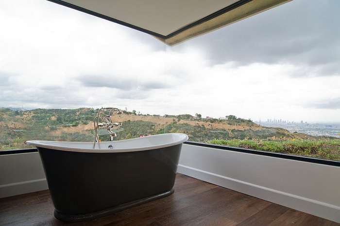 ванная комната с панорамным угловым окном