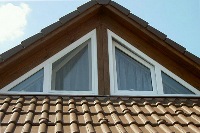 Треугольное окно под крышей