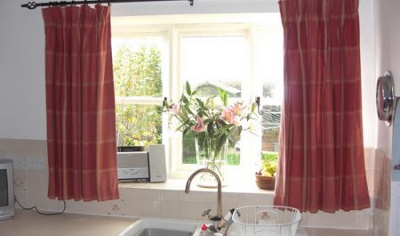 Варианты оформления окна на кухне