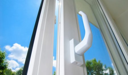 Пластиковое окно плохо закрывается. Как исправить и отрегулировать