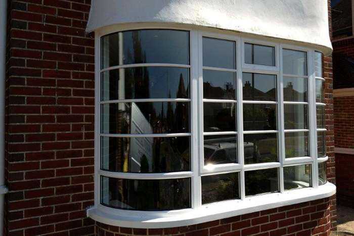 Окно-эркер с внешней стороны дома