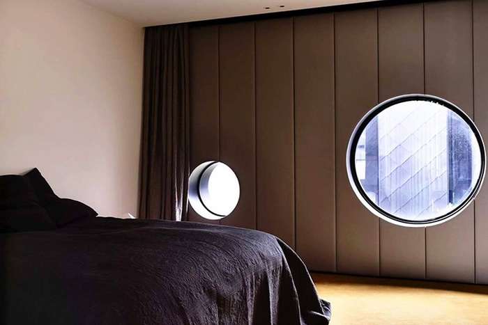 Неоткрывающееся круглое окно в спальне