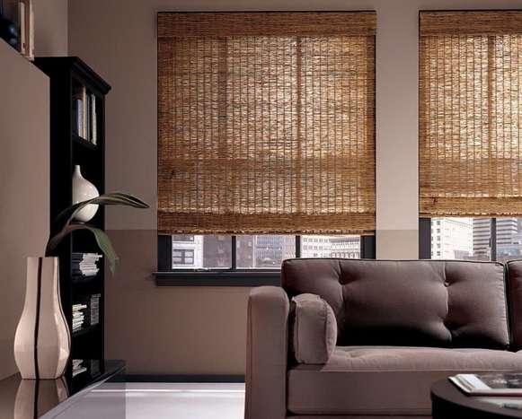коричневые окна с бамбуковыми жалюзи