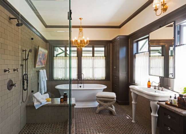 ванная комната с коричневыми окнами