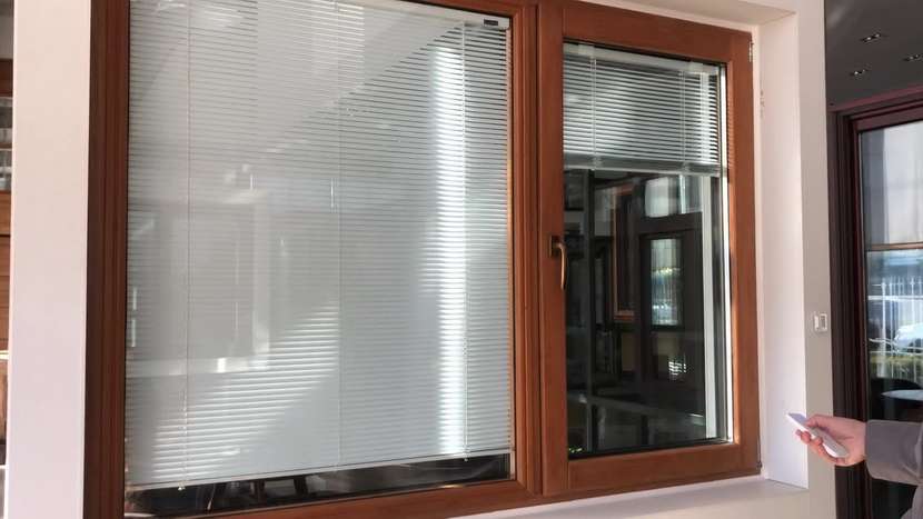 коричневые ПВХ окна с автоматическими жалюзями