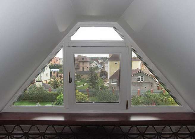 нестандартное треугольное окно под крышей