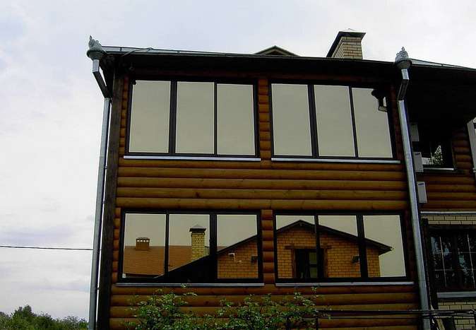 дом из бруса с зеркальными окнами