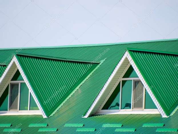 крыша дома с треугольными ПВХ окнами